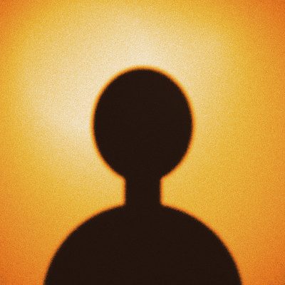 Portrait illustratif abstrait : silhouette sombre sur fond orangé