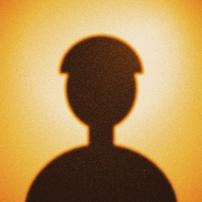 Portrait illustratif abstrait : silhouette brune sur fond crème et orangé